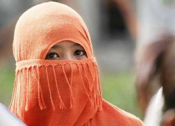 veiled muslim woman in philippines photo