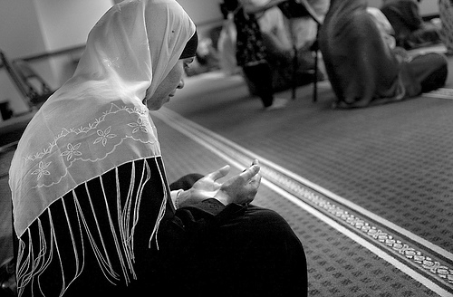 http://www.zawaj.com/askbilqis/wp-content/uploads/2011/08/muslim-woman-saying-dua-in-masjid.jpg
