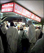 Pilgrims eat after Fajr