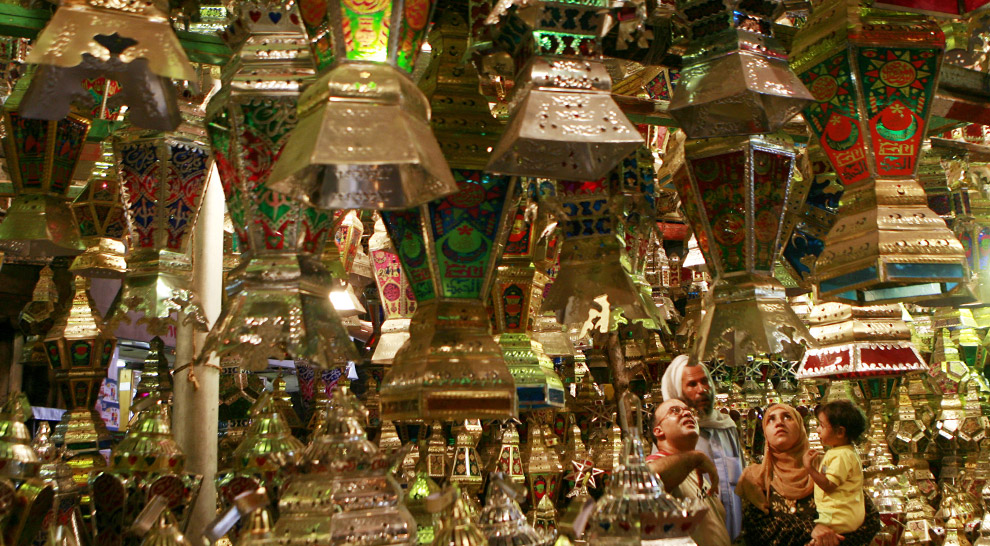 http://www.zawaj.com/wp-content/uploads/2010/04/18-egyptian-fanus-ramadan.jpg