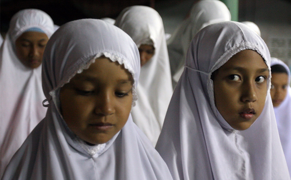 dating muslim girls. Thai Muslim children pray at a mosque during Ramadan in Narathiwat province 