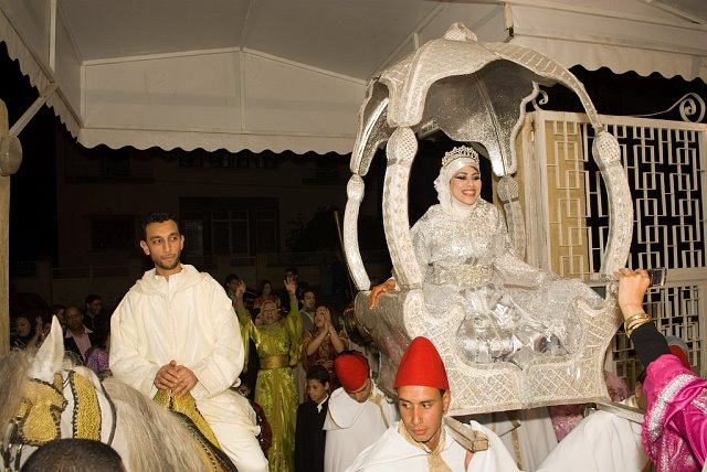 The bride and groom enter the wedding hall Hakima wearing a splendid 