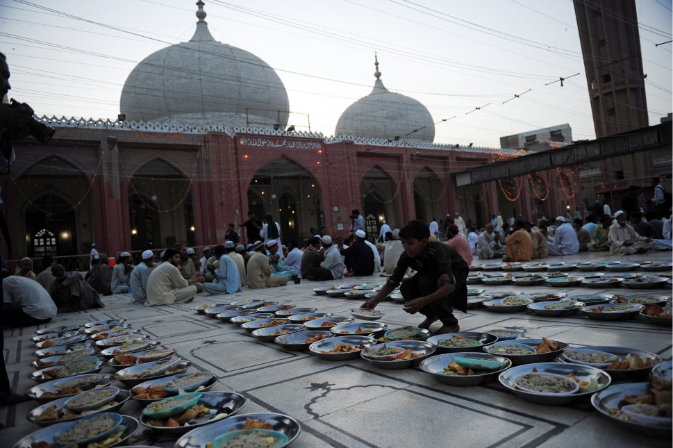 pakistani-boy-arranges-iftar.jpg