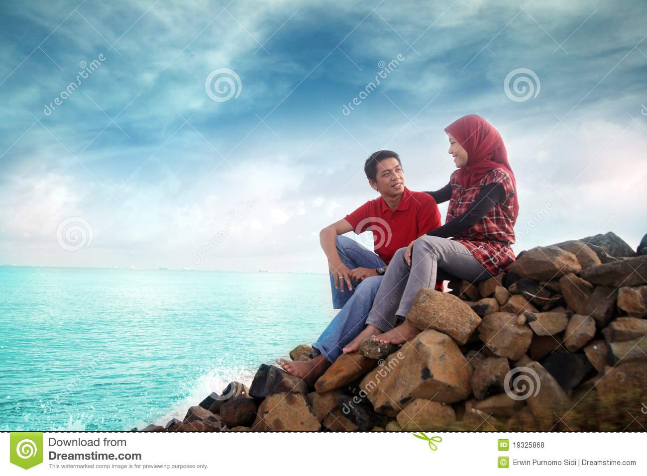 muslim-couple-outdoor-19325868