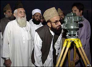 Looking for the new moon of Ramadan in Pakistan